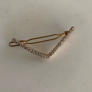 Lulu’s Jeweled Arrow Hair Clip